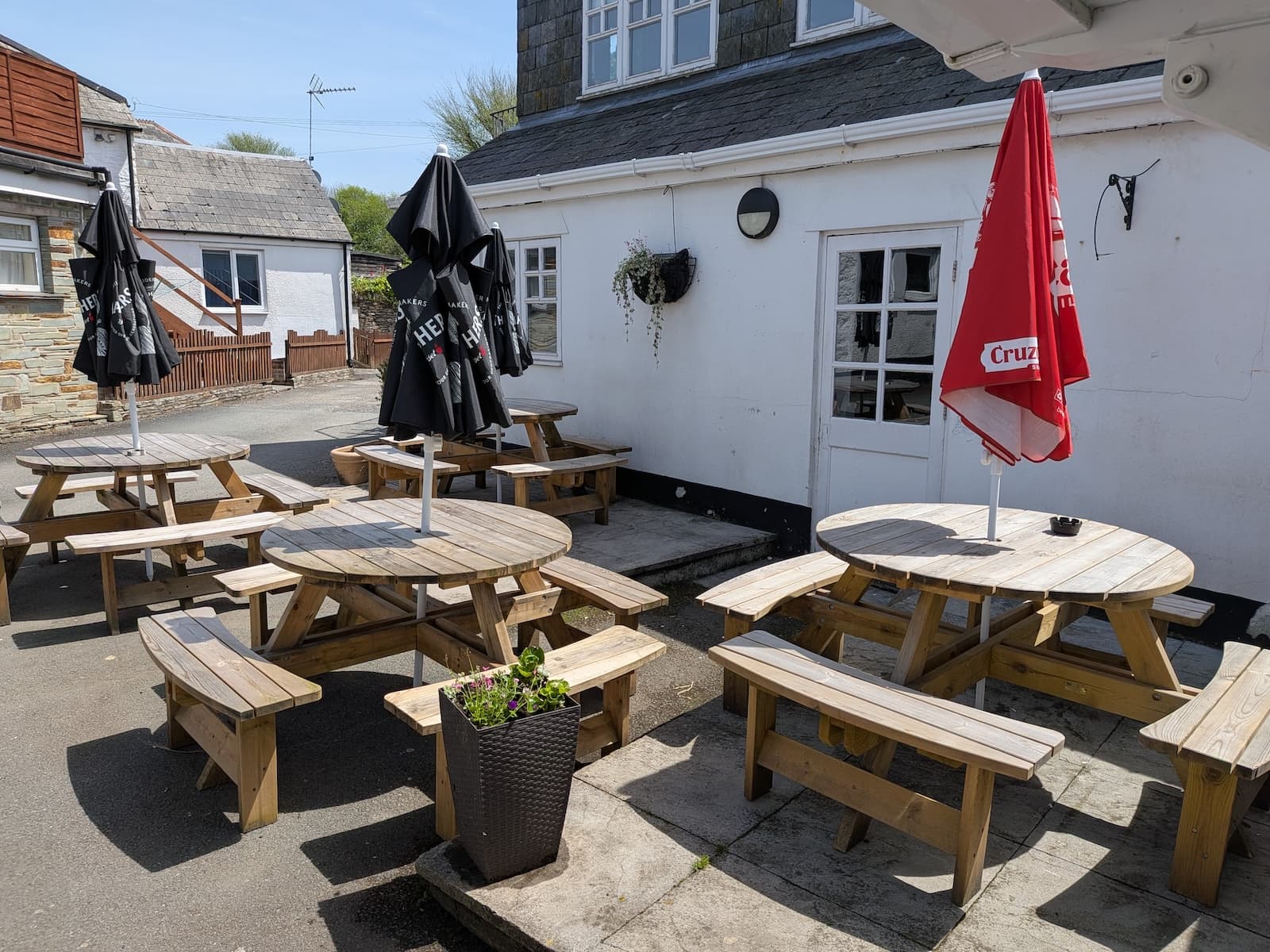 Outdoor seating at the White Horse Inn Launceston