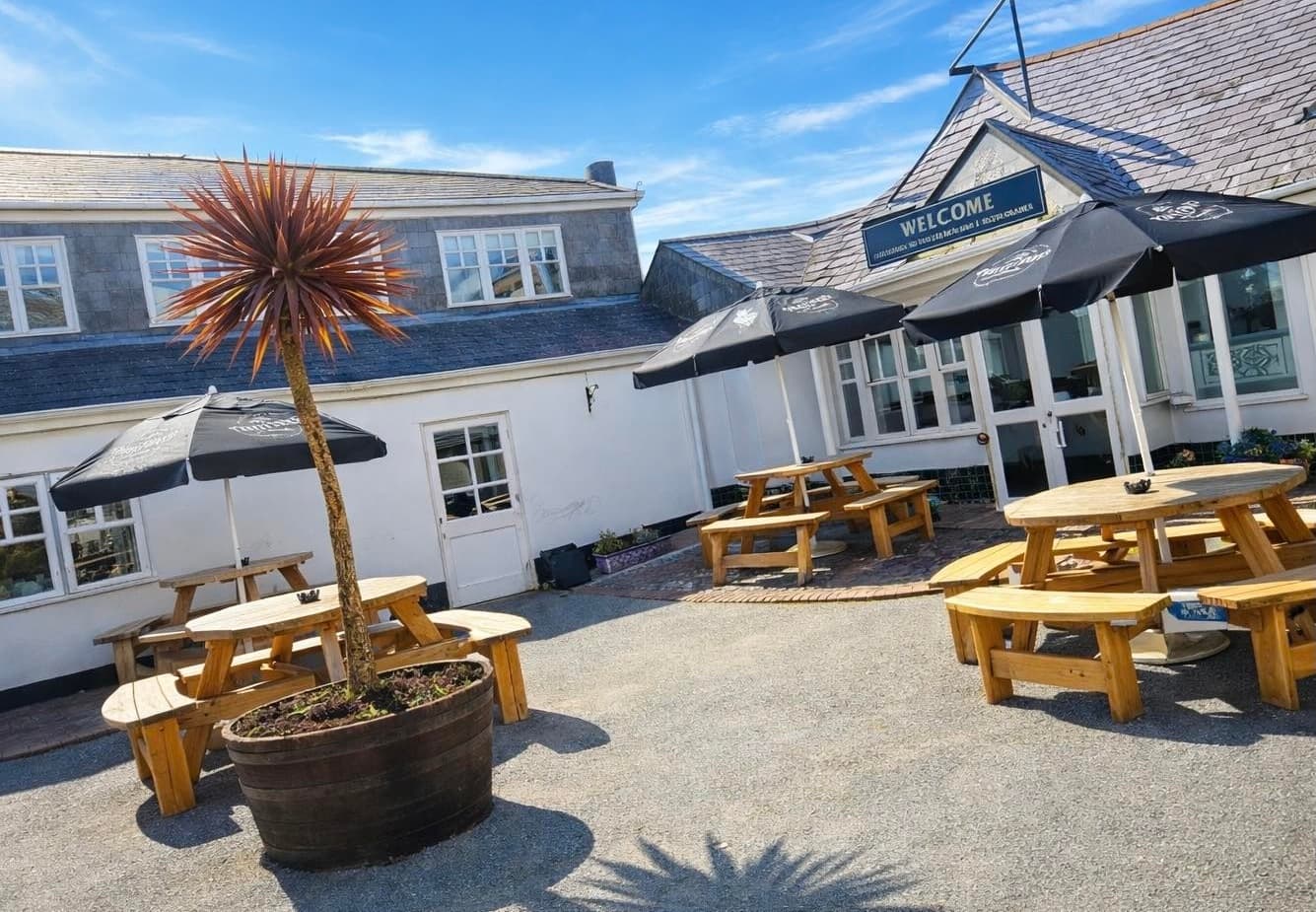 Outdoor view of the White Horse Inn Launceston